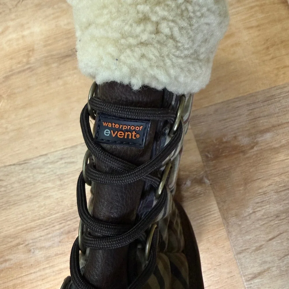 UGG Australia Women's Plaid Lined Winter‎ Boots Size 7 Waterproof Event Casual